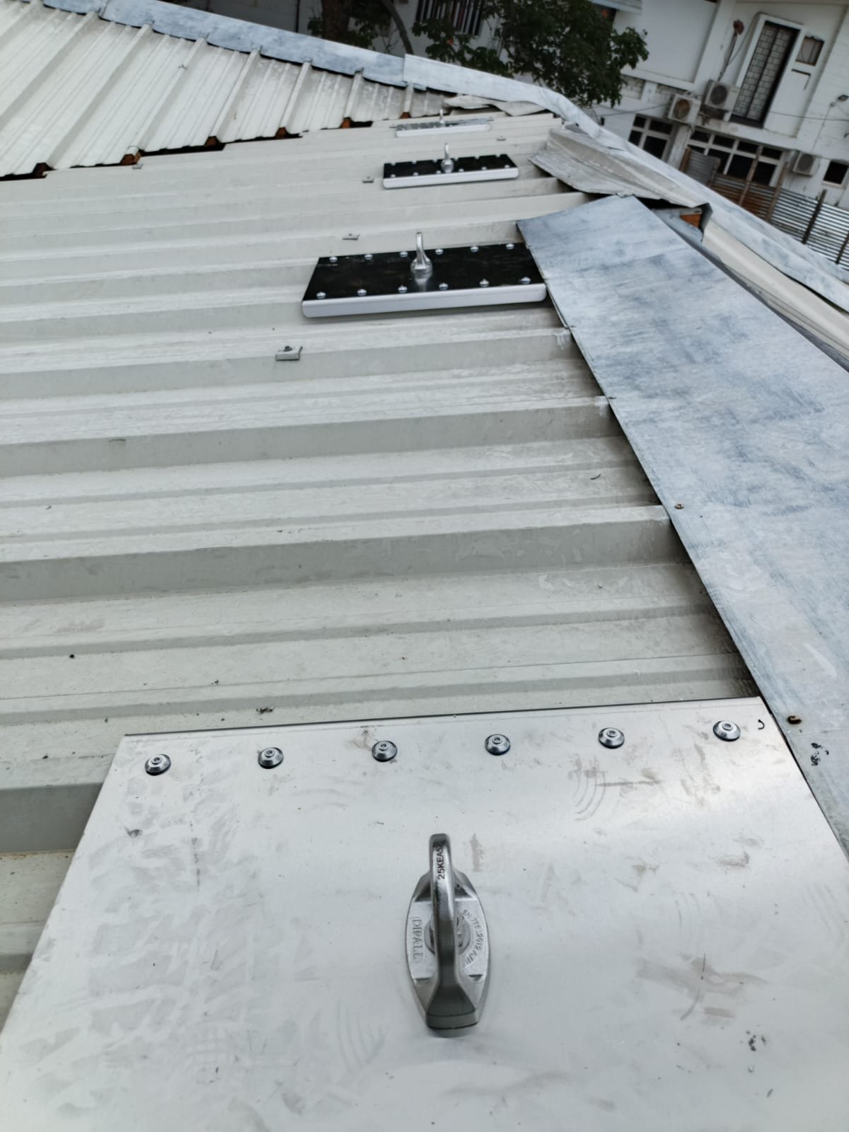 Diseño, suministro e instalación de puntos de anclaje fijos y estructurales certificados bajo la Resolución 4272 de 2021. Blindamos la seguridad jurídica y operativa de tus proyectos industriales.