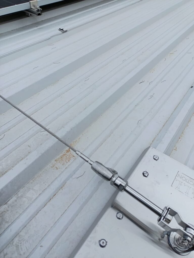 Sistemas de protección contra caídas y cumplimiento normativo en cubiertas industriales