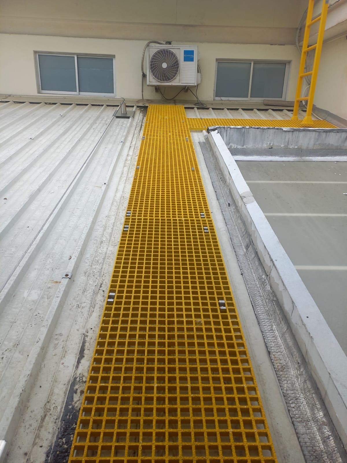 Plataformas y pasarelas PFRV en fibra de vidrio diseñadas para garantizar durabilidad extrema para ambientes agresivos