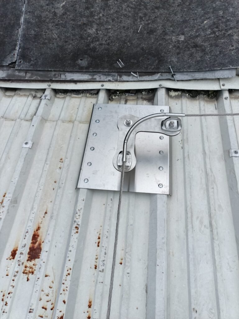 Sistema de línea de vida horizontal fija instalada en cubierta de lámina trapezoidal, garantizando protección y cumplimiento normativo bajo Resolución 4272 de 2021