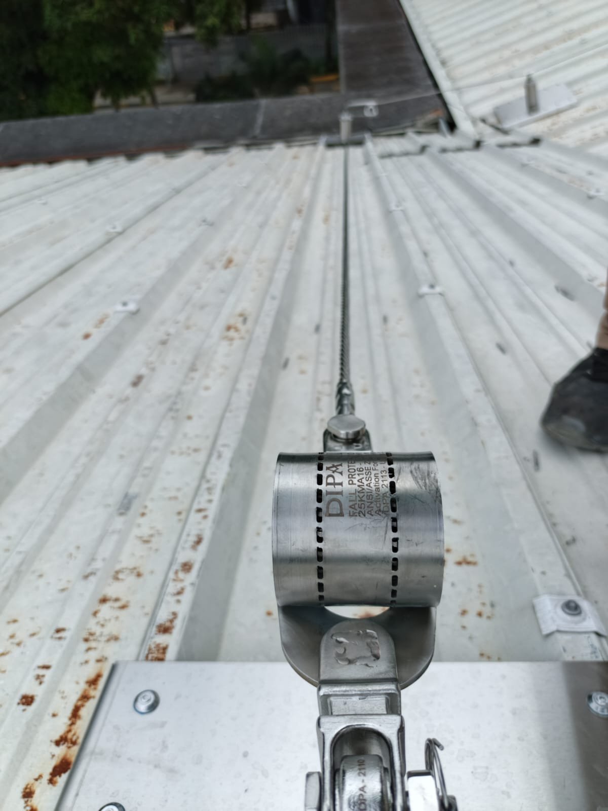 Sistema de línea de vida horizontal fija instalada en cubierta de lámina trapezoidal, garantizando protección y cumplimiento normativo bajo Resolución 4272 de 2021